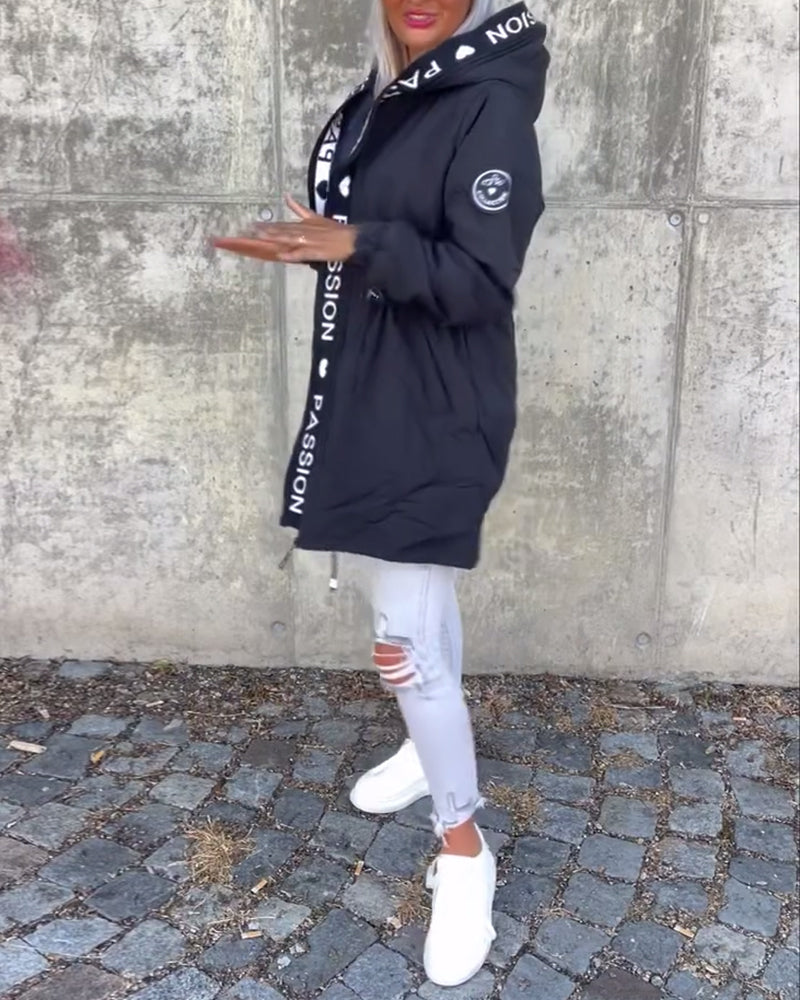 Lässiger Mantel mit Kapuze und Kordelzug im Buchstabenmuster